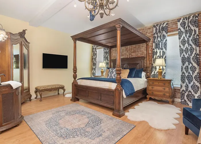 Beland Mansion-Royal Crown Suite!