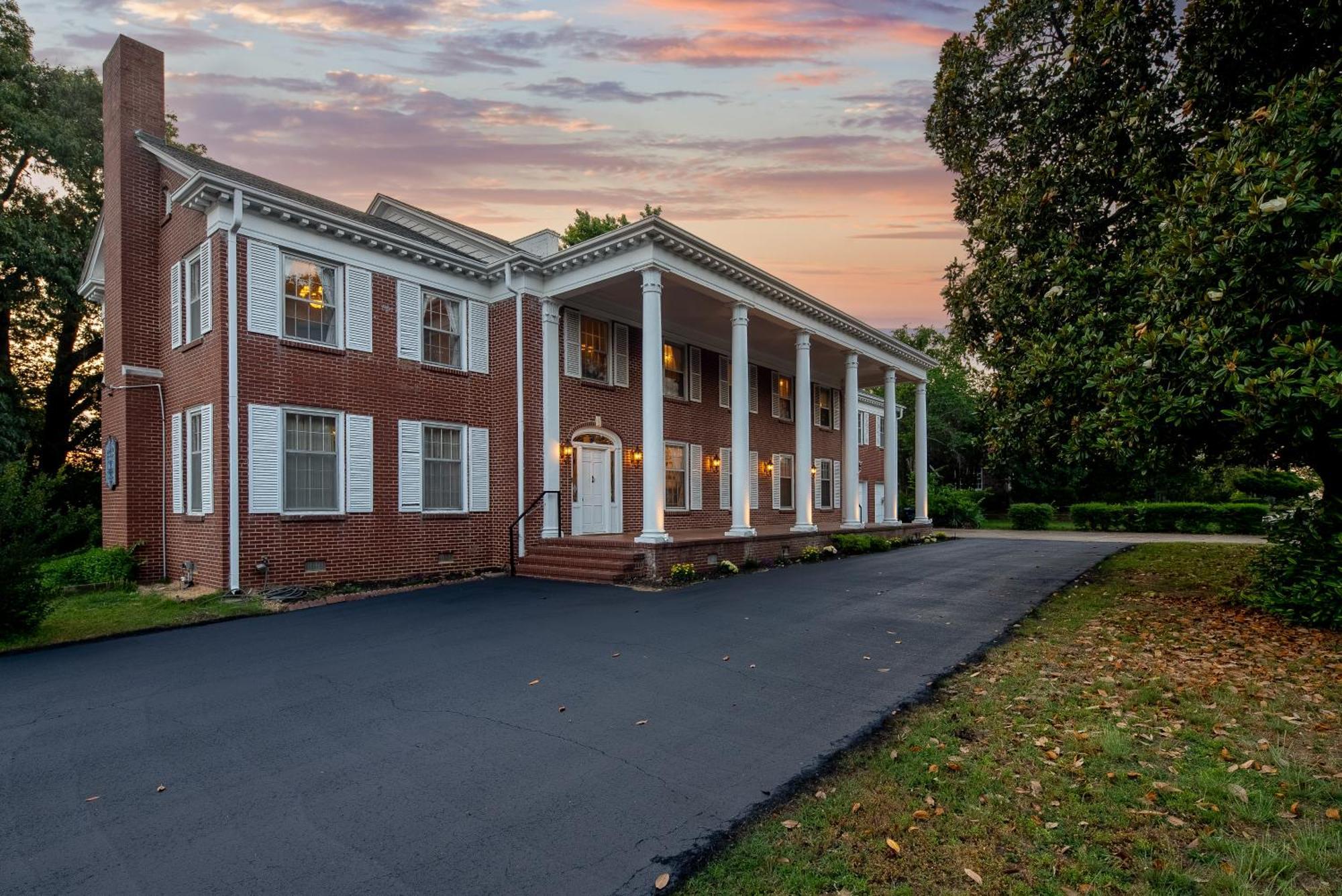 Beland Mansion-royal Crown Suite! Holiday home Fort Smith